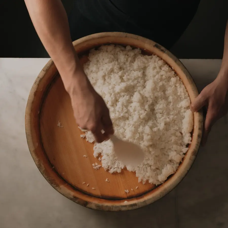 Corte de carne premium en parrilla de mesa japonesa tradicional en Torobi